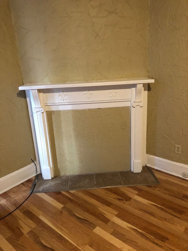 Building Photo - One Bedroom Downtown