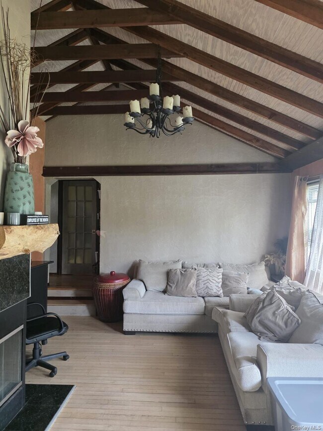 Foto del edificio - 23 Seaman Neck Rd