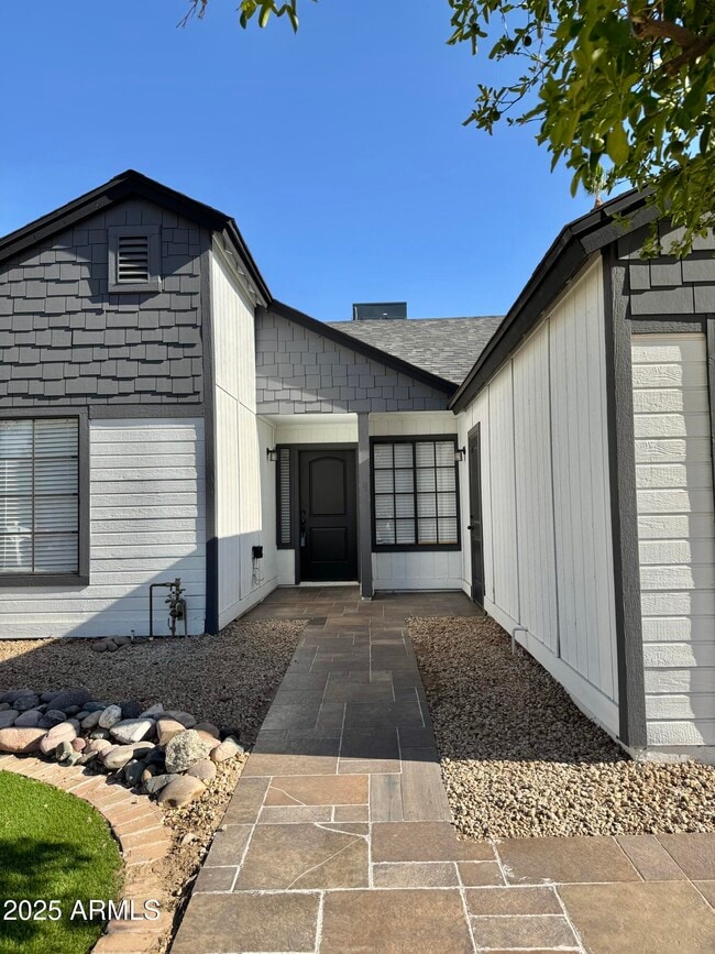 Building Photo - 613 W Rosemonte Dr
