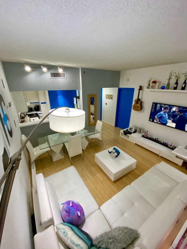 Building Photo - 540 Brickell Key Dr