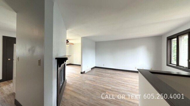 Building Photo - Amazing 3 Bedroom 2.5 Bath duplex with att...
