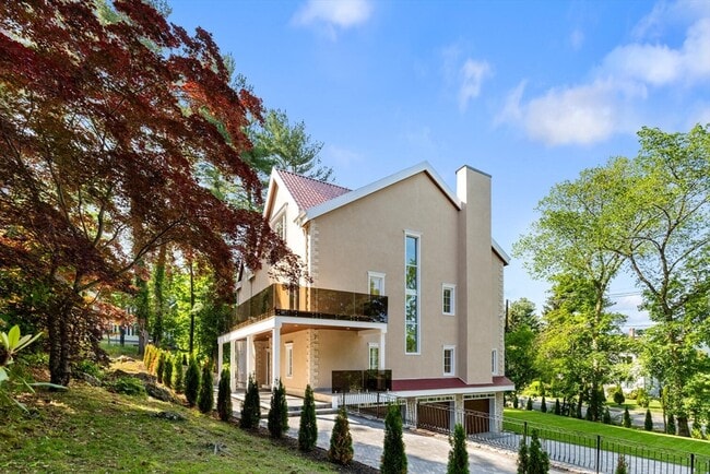 Building Photo - 58 Chestnut St