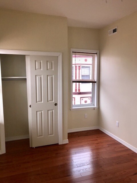 Foto del edificio - Great 2BR/1BA Queen Village Apartment Available Now
