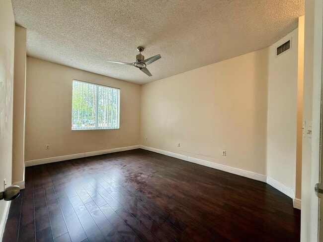 Building Photo - 6928 SW 39th St