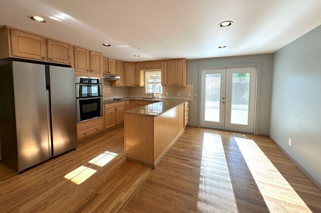 Foto del edificio - Bright and spacious 5bd 2 ba house in Edmo...
