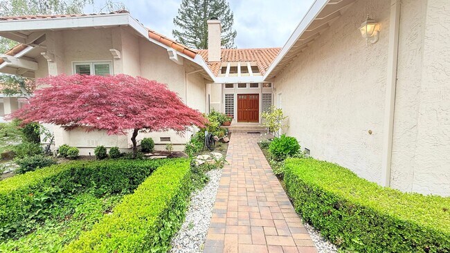 Building Photo - 750 Liquidamber Pl