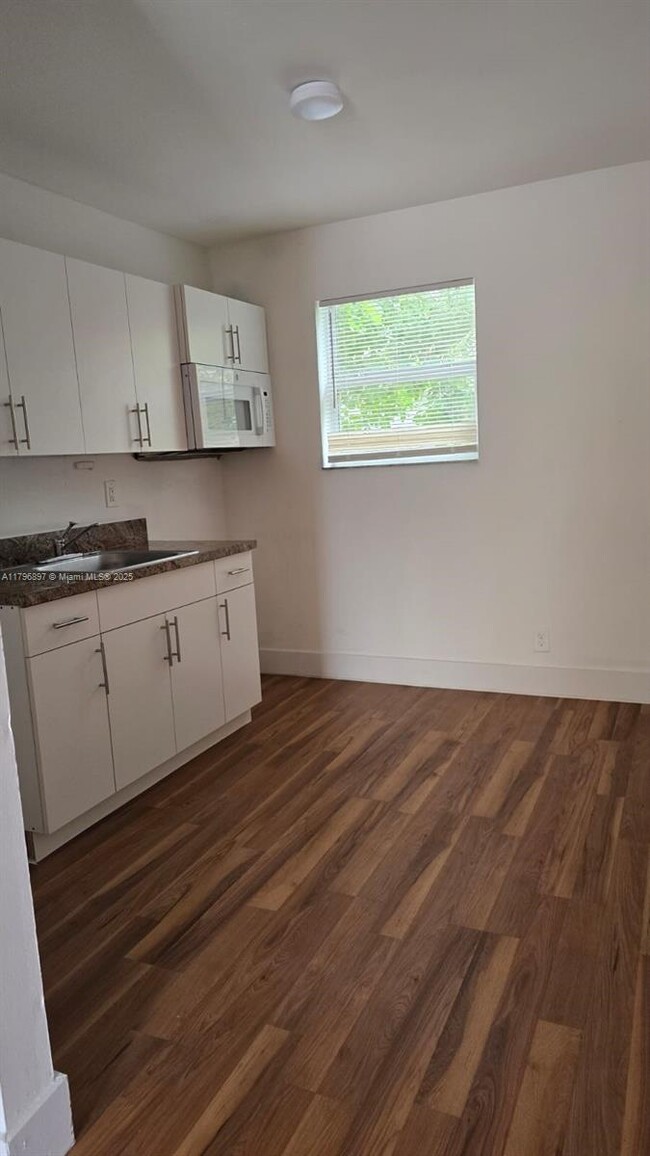 Foto del edificio - 260 SW 8th St