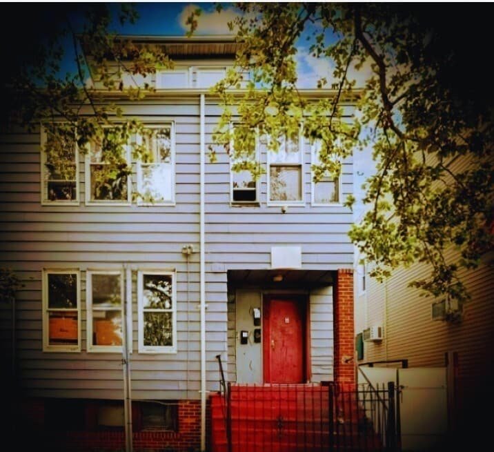 Frente de la casa - 349 Lyons Ave