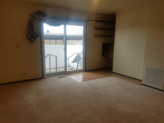 Building Photo - 3 Bed 2.5 bath townhome in Ammon right beh...