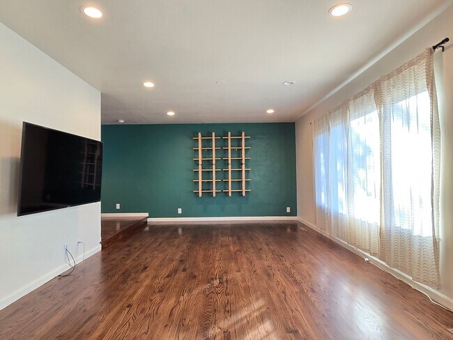 Foto del edificio - Spacious Tri-Level Home, 11.5kW Solar, 30kW Backup Batteries, Car Charger, A/C, Remodeled Inside ...