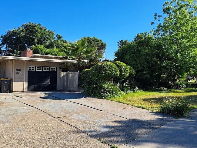 Foto del edificio - Charming 3BR House in Stockton