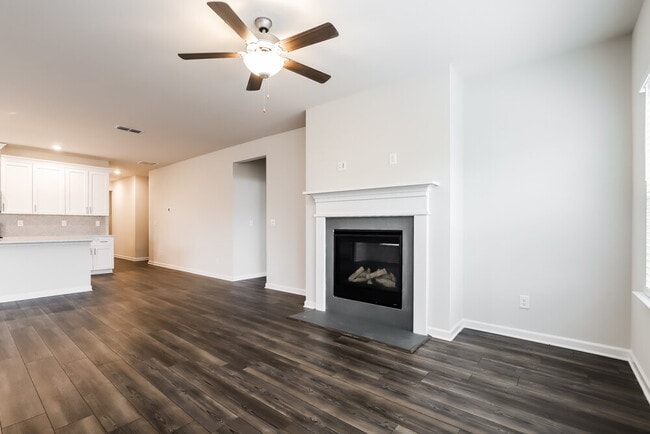 Building Photo - 5841 Hackberry Ln