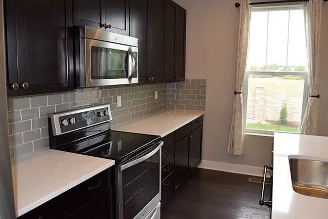 Building Photo - Spacious 3 Bedroom 2.5 Bathroom Home in Me...
