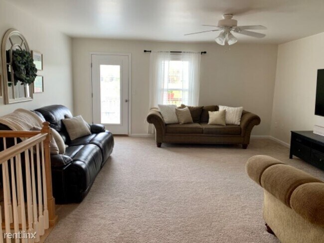 Building Photo - 3 br, 3.5 bath Townhome - 35124 Saba Pl