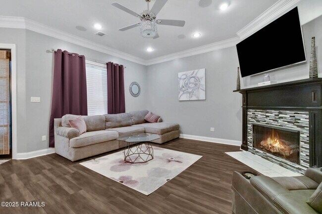 Building Photo - 205 Lo Saab Cove