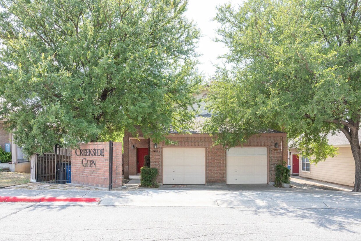 Primary Photo - Good Looking Duplex in the Medical Center ...