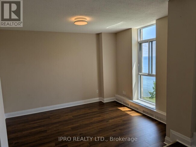 Photo du bâtiment - 5250-5250 Lakeshore Rd.