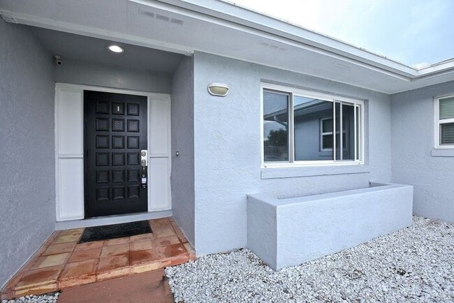 Foto del edificio - Gorgeous 4/2 Pool Home with a Covered Patio and a Large Fenced Backyard Located in Dr. Phillip's ...