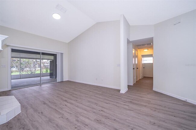 Foto del edificio - 2425 Rolling Broak Dr