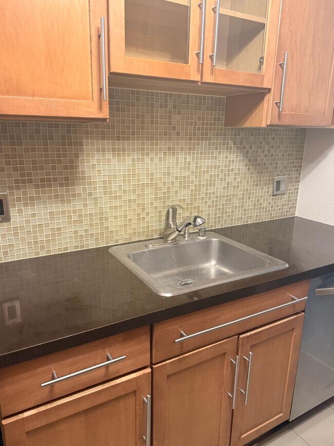 Foto del edificio - 6226 Shelter Creek Ln