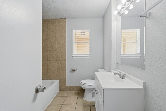 Building Photo - 303 Brown Dr