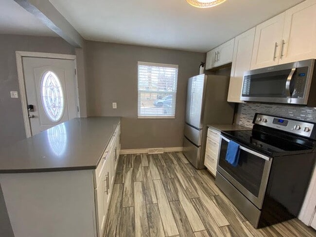 Building Photo - 2-BD 1BA Duplex with Huge Character & Minu...