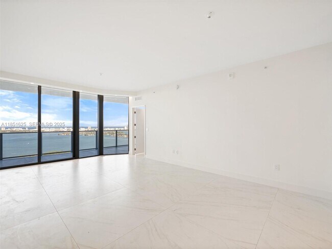 Foto del edificio - 700 NE 24th St