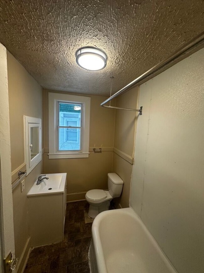 Building Photo - 207 Kenwood Ave