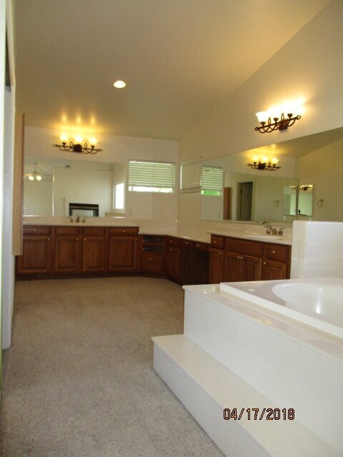 Foto del edificio - BEAUTIFUL 4BD/3BA! ALMOST 3500 SQFT!