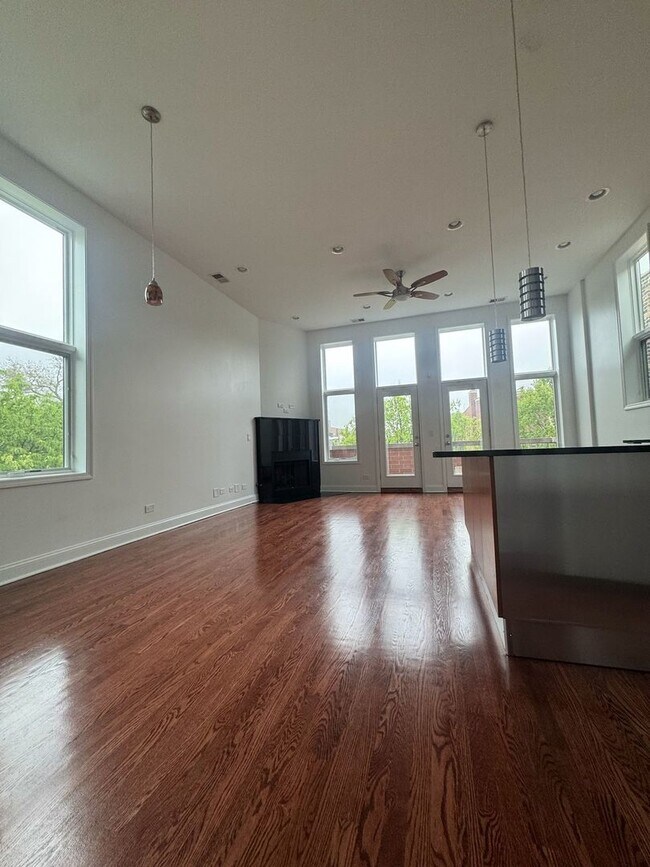 Foto del edificio - 1458 N Artesian Ave