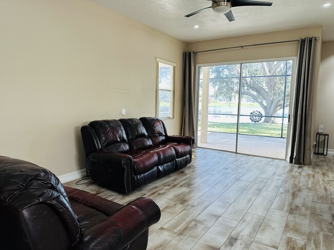 Foto del edificio - 877 Lakeworth Cir