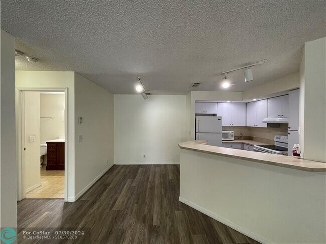 Foto del edificio - 3430 Pinewalk Dr N