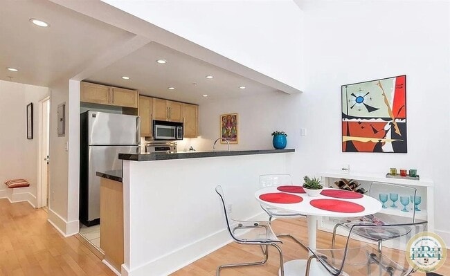 Building Photo - Spacious 1BR|2BA Loft Style Condo in the h...
