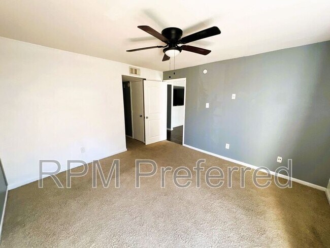 Foto del edificio - 2824 S Bartell Dr