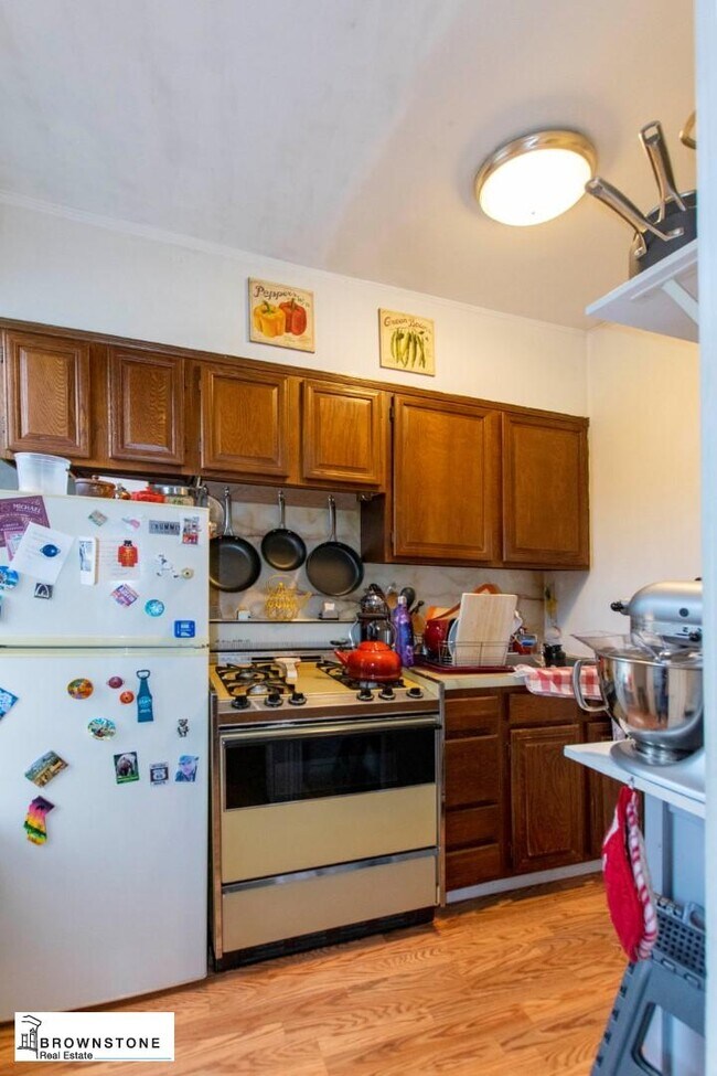 Foto del edificio - Carroll Gardens Brownstone One Bedroom