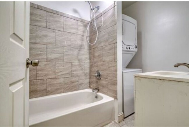 Building Photo - Stunning Newly Renovated 2 Bedroom 1 Bathroom