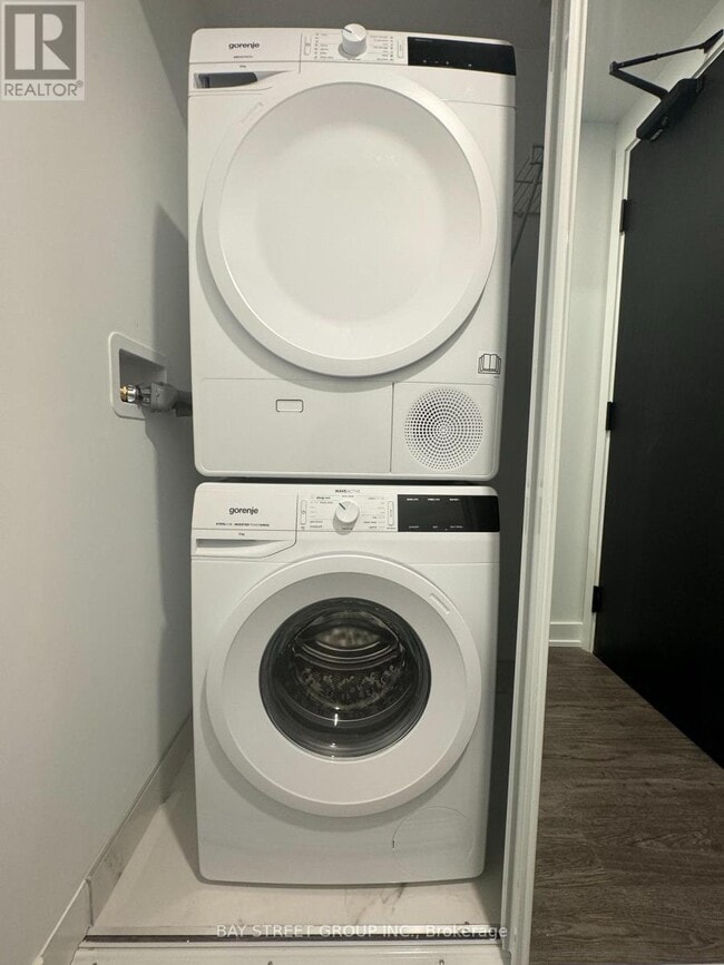 Building Photo - 88 Queen St E