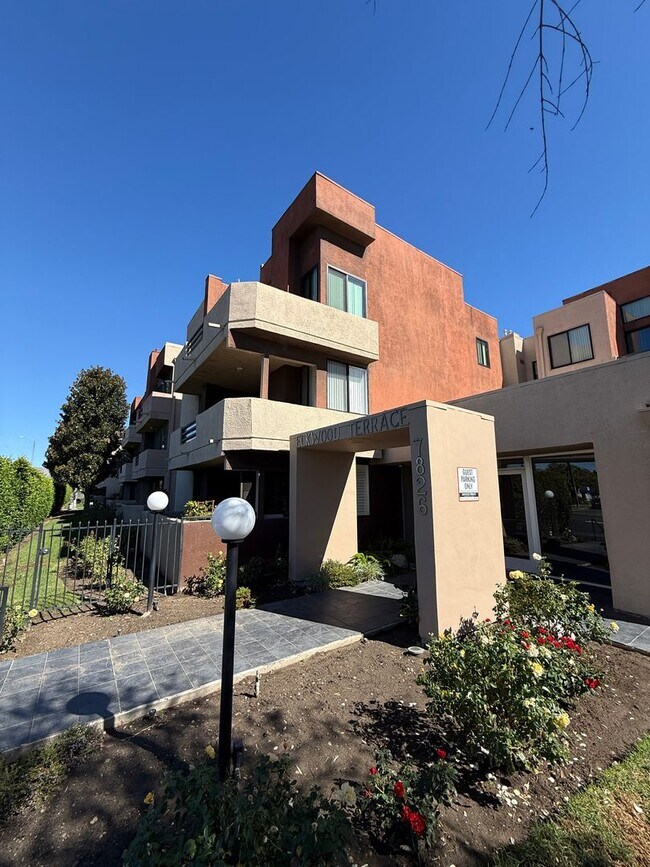 Foto del edificio - Spacious 2 Bedroom, 2 Bathroom, Canoga Par...