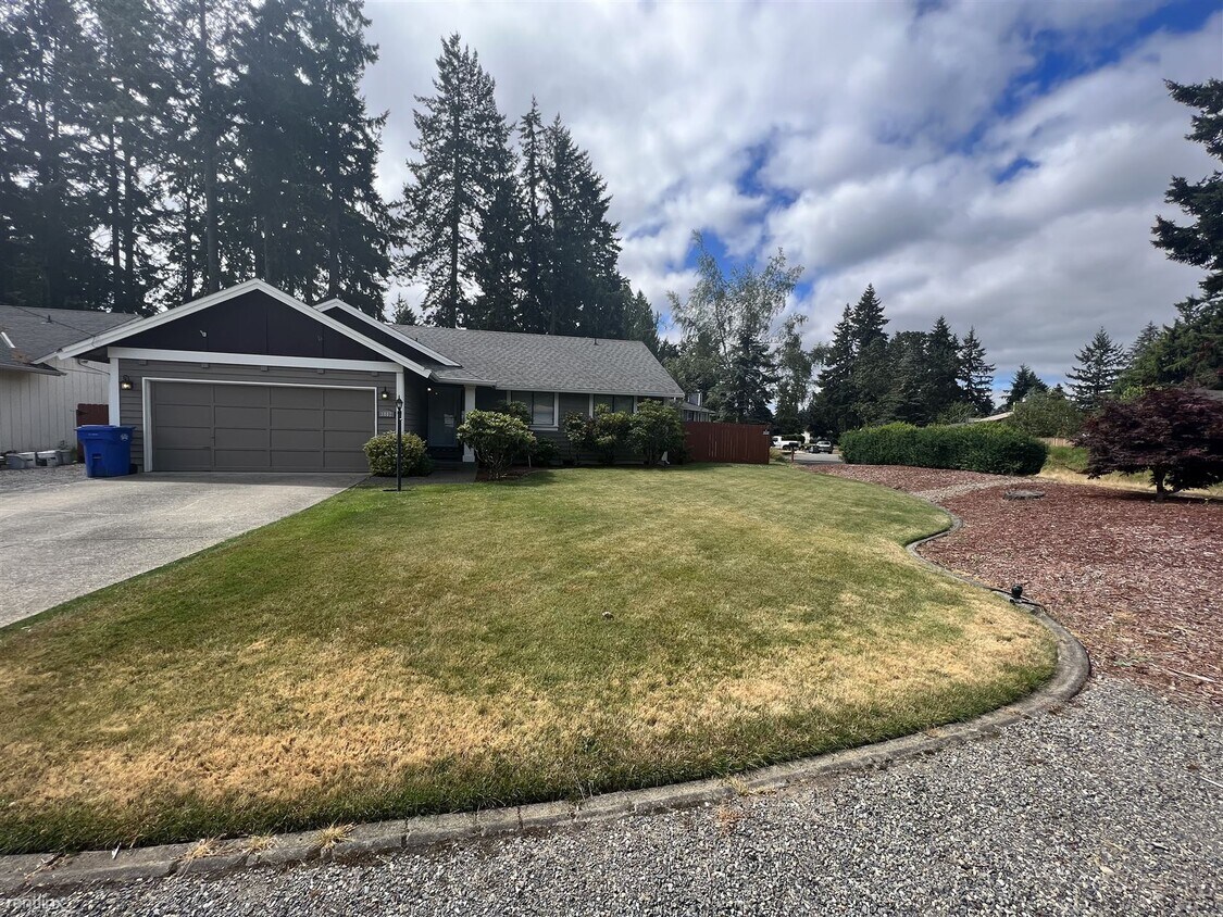 Foto principal - 3 br, 2 bath House - 1002 192nd Street East