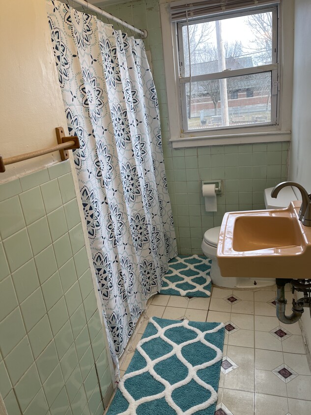 Full size tub/ shower - 87 Salem St