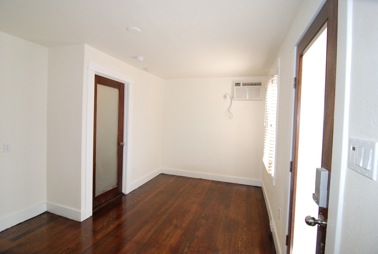 Living Area - 522 S Broadway