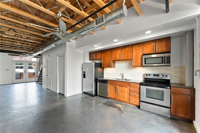 Building Photo - 1305 E 6th St