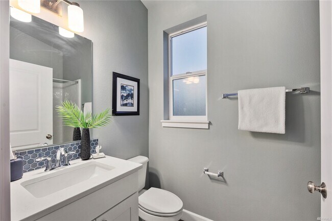 Brand New Full Bathroom with Tub and Shower - 10982 SE 165th St