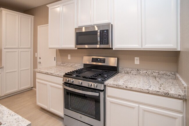 Foto del edificio - COMING SOON Gorgeous Townhome 3/2 in Santa Rosa Community in Summerlin!