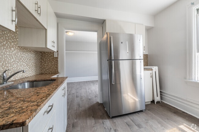 4BR, 2BA - Kitchen - Carlyle Apartments