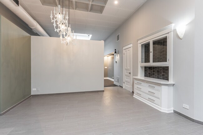 Foto del edificio - 300 N Ogden Ave