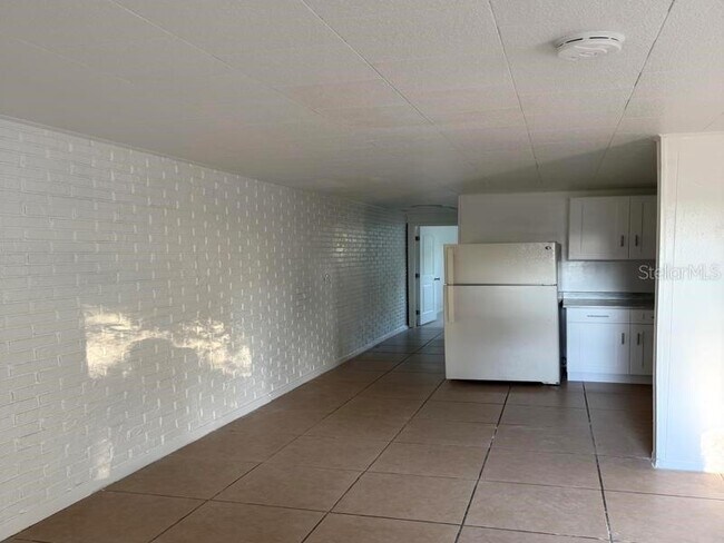 Foto del edificio - 9811 N Jasmine Ave