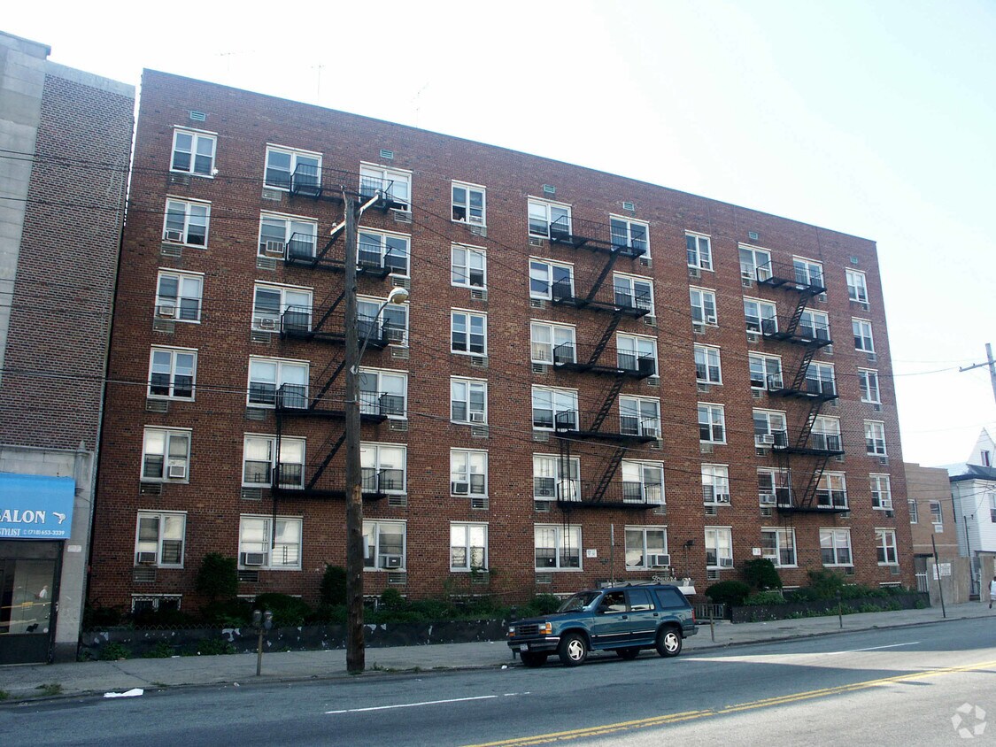 Foto del edificio - 4769 White Plains Rd