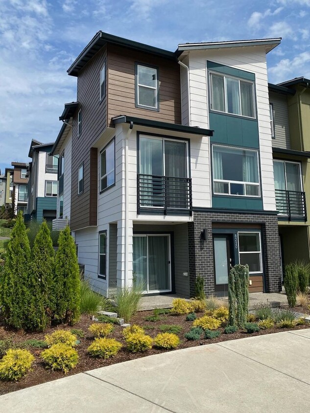 Foto principal - Luxury Renton Townhome Condominium - 4 bed...