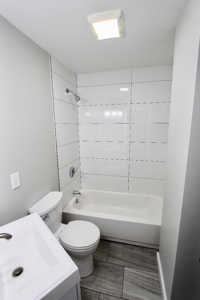 Building Photo - 94 E Cottage St